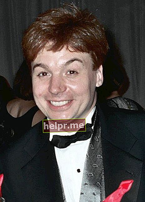 Mike Myers como se ve en una foto tomada en la 47a entrega de los premios Emmy en septiembre de 1994