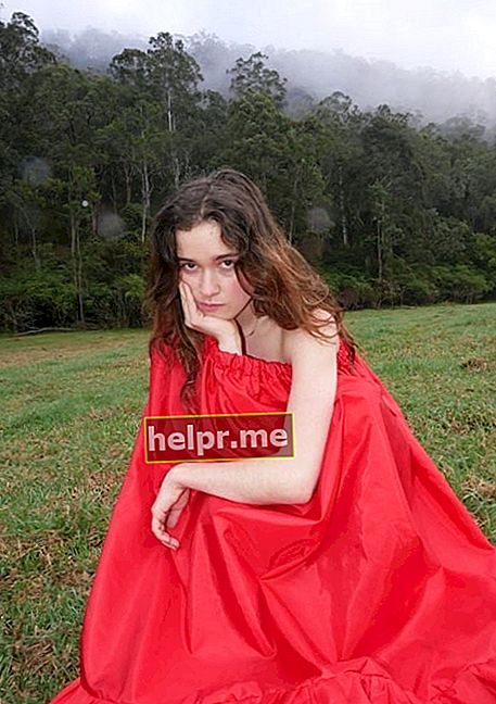 Alice Englert deelde de foto van haarzelf versierd met rood in februari 2019