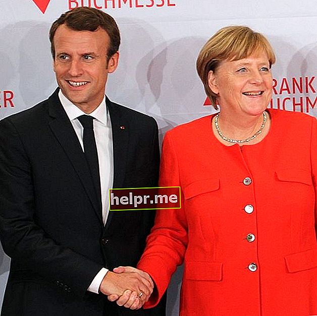 Emmanuel Macron dă mâna cu cancelarul german Angela Merkel în octombrie 2017