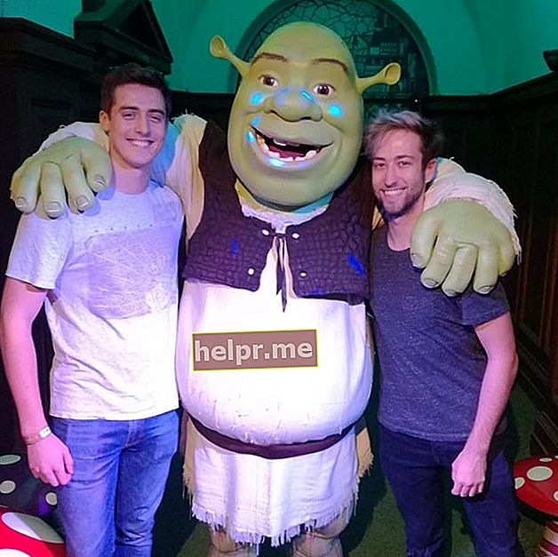 DenisDailyYT și YouTuber Alex au stat alături de personajul de film auto-numit Shrek în august 2017