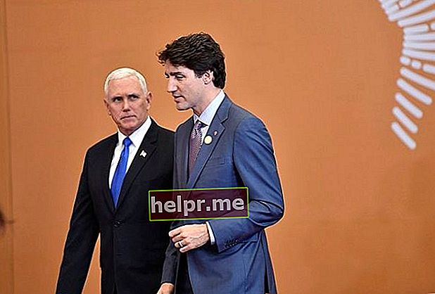 Mike Pence Justin Trudeau kanadai miniszterelnök mellett sétálva, 2018-ban