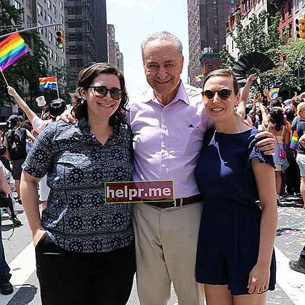 Chuck Schumer cu fiica sa și logodnica ei la New York Pride Parade în iunie 2018