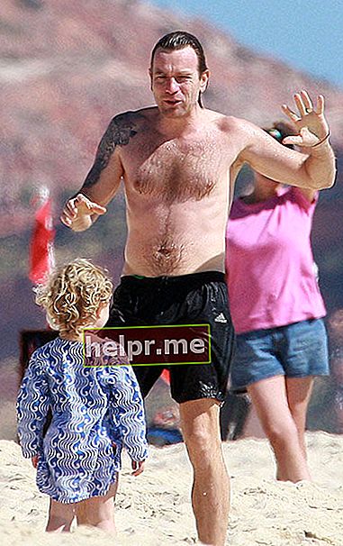 Ewan McGregor fără cămașă