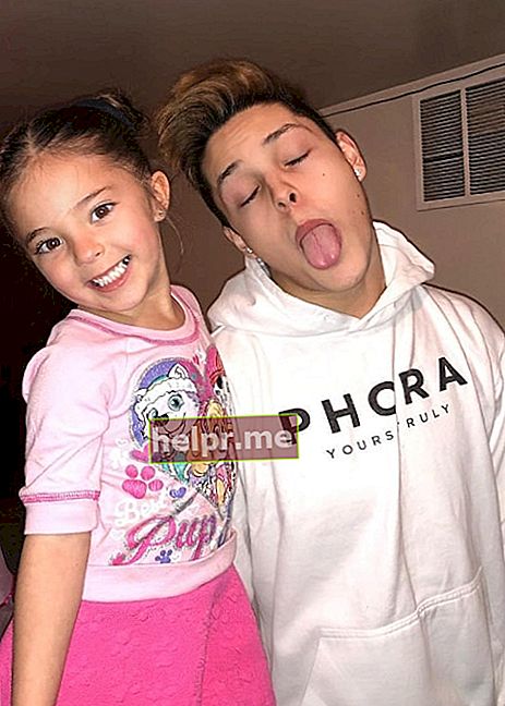 Christopher Romero como se ve mientras posa para una foto adorable junto a su hermana pequeña, Isabel Romero, en enero de 2018