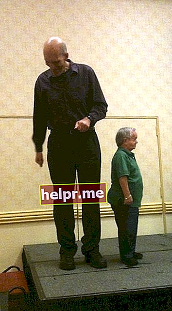 Carel Struycken viđen dok stoji pored glumca Feliksa Sille u septembru 2013.