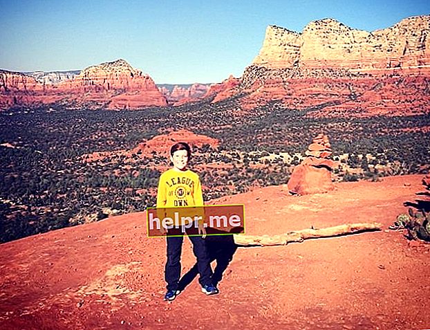 Carter Hastings, văzut în timp ce poza pentru aparatul foto, după ce a făcut drumeții la Bell Rock din Yavapai, Arizona, Statele Unite în decembrie 2014