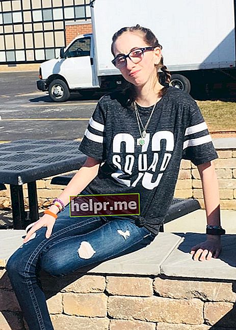 Carolyn Kopp como se ve en una foto tomada en marzo de 2018, mientras lucía su primer merchandising del YouTuber Lance Stewart.