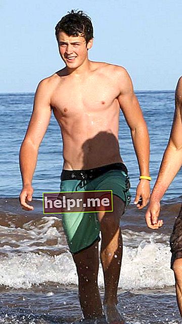 Dylan Efron fără cămașă la plaja din Maui în decembrie 2016