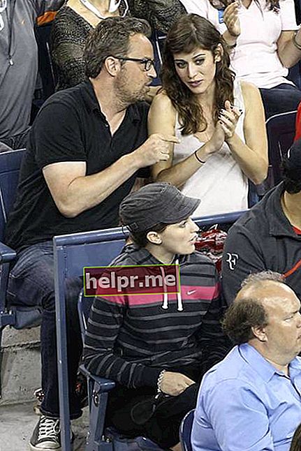 Matthew Perry și Lizzy Caplan urmăresc meciul de tenis - US Open 2011