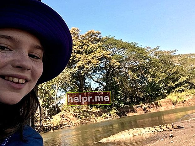 Alexa Swinton a fost văzut în timp ce făcea un selfie cu un crocodil în fundal în septembrie 2019