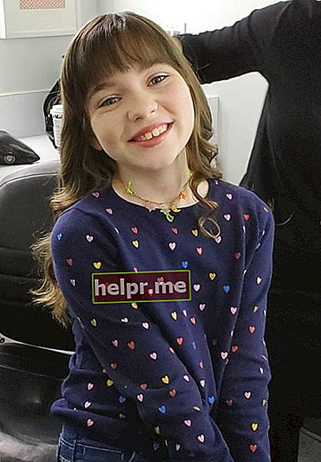 Alexa Swinton este văzută în timp ce zâmbea pentru o fotografie în noiembrie 2019