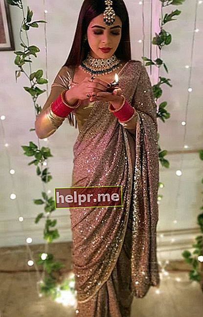 Jigyasa Singh látható, miközben 2020 novemberében pózol egy Diwali-kép előtt