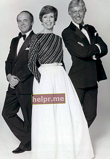 Tim Conway, Carol Burnett y Dick Van Dyke de The Carol Burnett Show vistos posando juntos