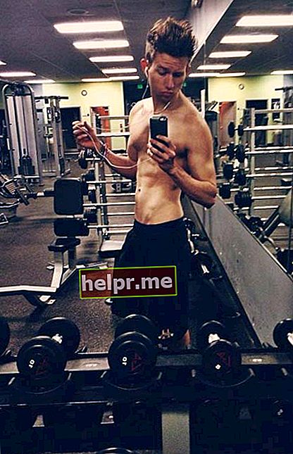 Ricky Dillon își arată abdomenele într-o fotografie încărcată pe Twitter pe 8 mai 2014