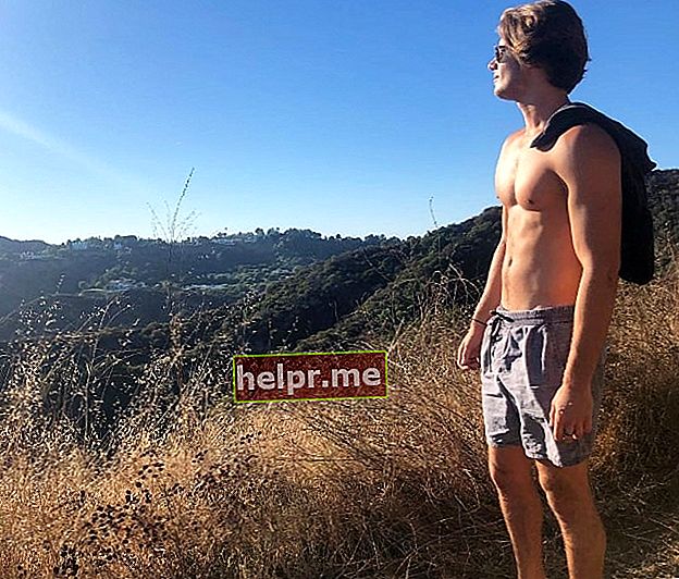 Joel Adams este văzut în timp ce pozează pentru o imagine uimitoare fără cămașă în timpul unei drumeții la Franklin Canyon Park din Los Angeles, California, Statele Unite în septembrie 2018