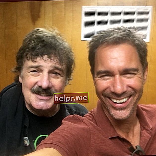 Eric McCormack (dreapta) într-un selfie cu Burton Cummings în septembrie 2018