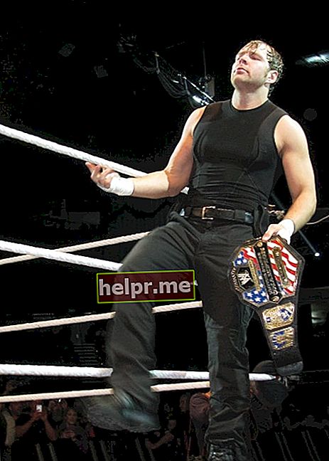 Dean Ambrose đứng bên sàn đấu vào tháng 7 năm 2013