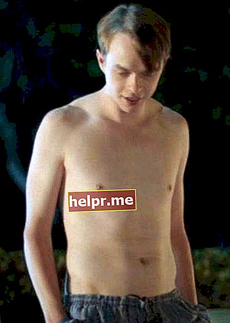 Dane DeHaan بدون قميص في مشهد من فيلم Life After Beth عام 2014