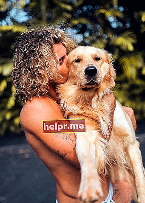 Jay Alvarrez, așa cum se vede într-o fotografie care a fost făcută în Hawaii cu câinele său Cupidon în ianuarie 2020