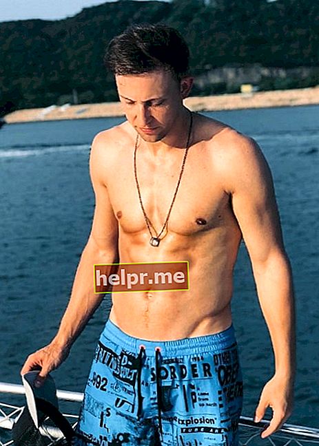 Matt Steffanina exibindo seu físico tonificado enquanto esteve em Hong Kong em agosto de 2018
