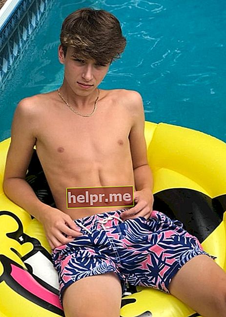 Josh Richards este văzut în timp ce poza fără cămașă în timp ce se bucura în piscină în august 2018