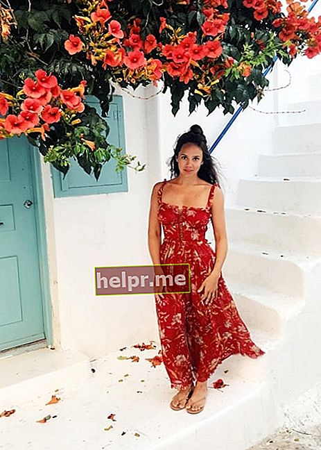 Allie Bertram como se ve mientras posa para una hermosa toma en Mykonos, Kikladhes, Grecia en junio de 2018
