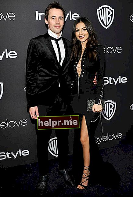 Reeve Carney și Victoria Justice la cea de-a 73-a ediție a Premiilor Globului de Aur, în ianuarie 2017