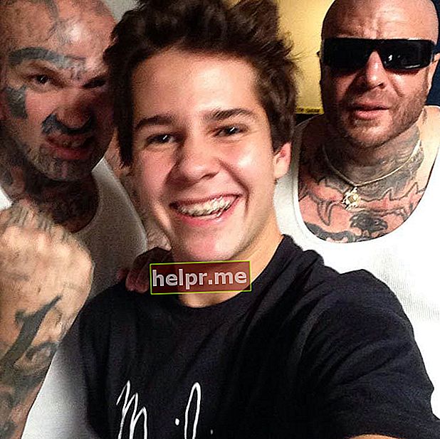 David Dobrik con frenillos en una selfie de Instagram en septiembre de 2014