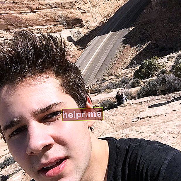 David Dobrik prezintă peisaje frumoase într-un selfie în februarie 2015