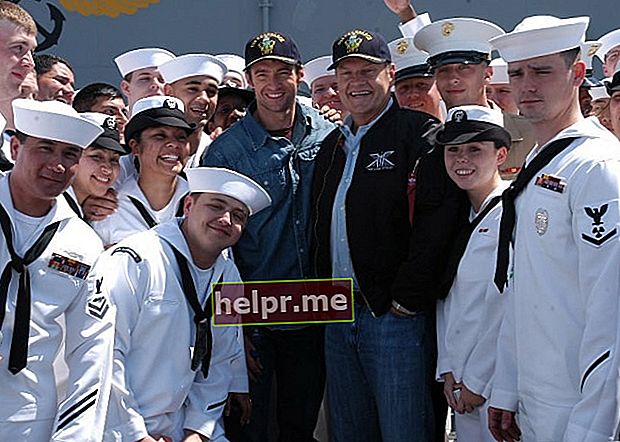 Kelsey Grammer (centru dreapta) și Hugh Jackman (centru stânga) pozând cu membrii echipajului pe puntea de zbor la bordul navei de asalt amfibie USS Kearsarge (LHD 3) în mai 2006