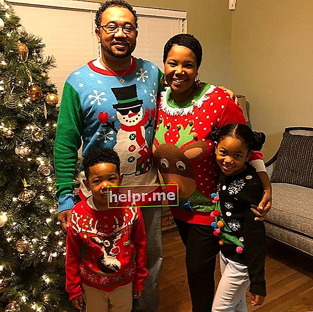 Kellie Shanygne Williams, așa cum se vede într-o poză de Crăciun cu familia ei în decembrie 2017
