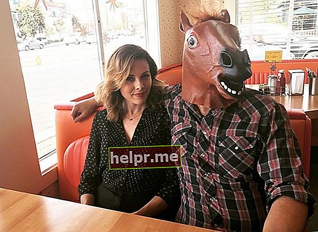 Julie Mond, așa cum se vede într-o imagine alături de Mike Postalakis, purtând un cap de cal fals, în restaurantul Cindy's Eagle Rock în iulie 2017