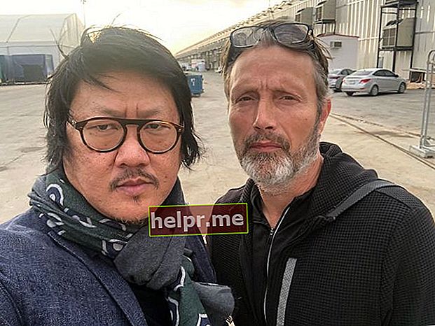 Benedict Wong amb l'actor Mads Mikkelsen en una selfie el novembre de 2019