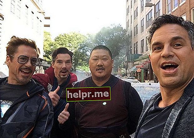 Benedict Wong (derde van links) met de cast van Avengers