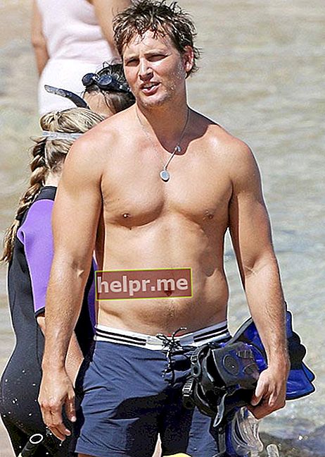 Peter Facinelli shirtless genietend op een strand in Maui, Hawaii in juli 2014