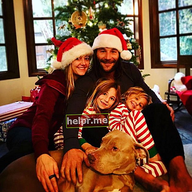 Zach McGowan împreună cu familia sa, așa cum s-a văzut în decembrie 2017