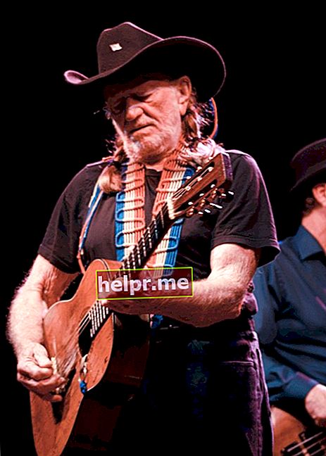 Willie Nelson uppträder på scenen som ses i juni 2011