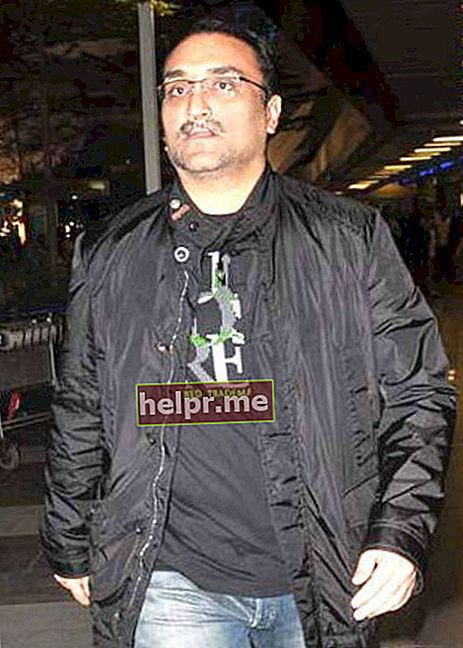 Aditya Chopra a fost fotografiată în timp ce se întorcea din vacanță în iulie 2012