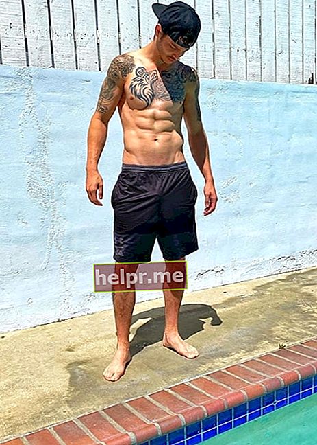 David Rodriguez, așa cum se vede într-o fotografie fără cămașă făcută lângă o piscină în mai 2020