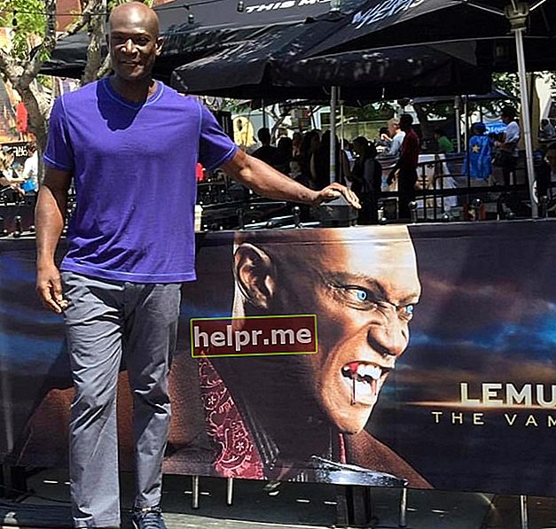 Peter Mensah este văzut în timp ce poza pentru o poză la Comic-Con International în iulie 2017