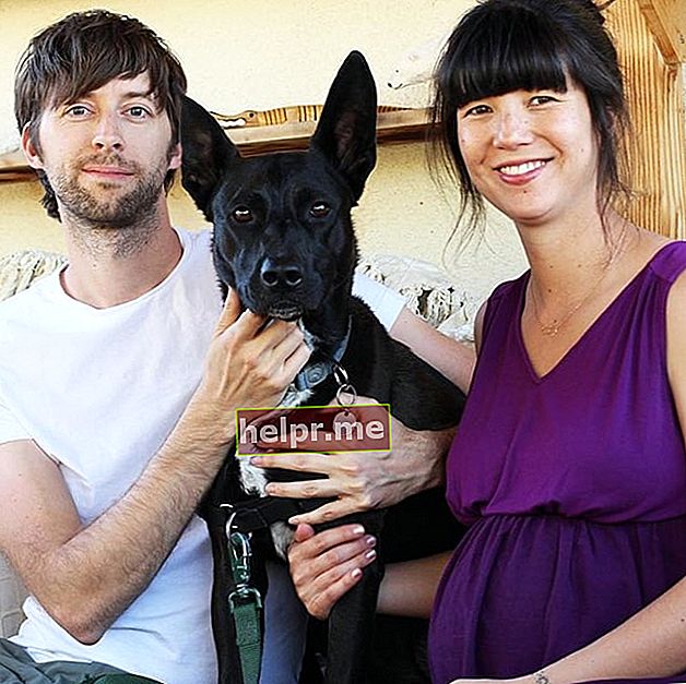 Rob Kerkovich, așa cum se vede într-o fotografie făcută cu soția sa Anjali Prasertong cu câinele lor în decembrie 2019