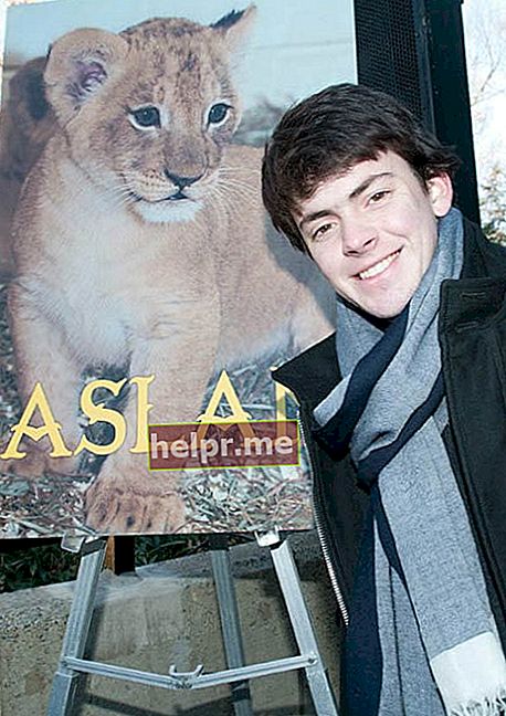 Skandaras Keynesas Smithsonian nacionaliniame zoologijos sode Liūto jauniklio vardo suteikimo ceremonijoje 2010 m. gruodžio mėn.