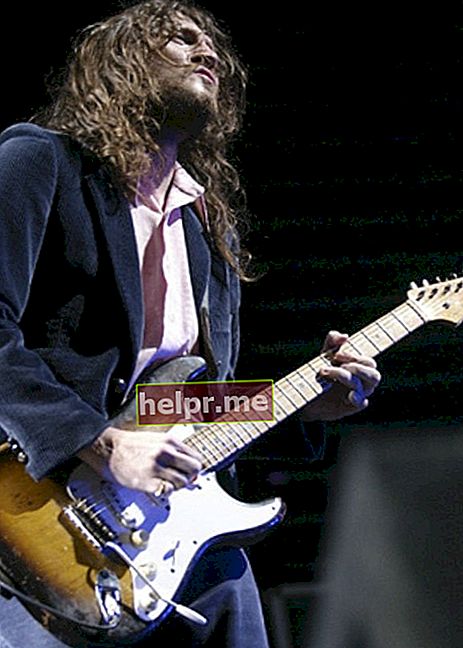 John Frusciante în timpul unui spectacol văzut în august 2006