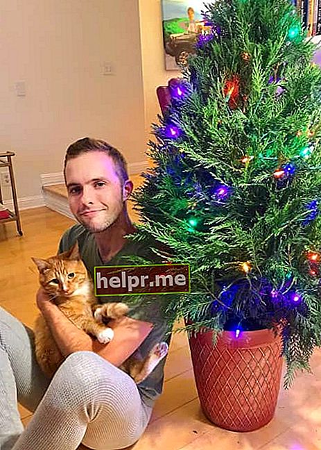 رائلینڈ ایڈمز اپنی بلی کے ساتھ ایک انسٹاگرام پوسٹ میں جیسا کہ نومبر 2017 میں دیکھا گیا تھا۔