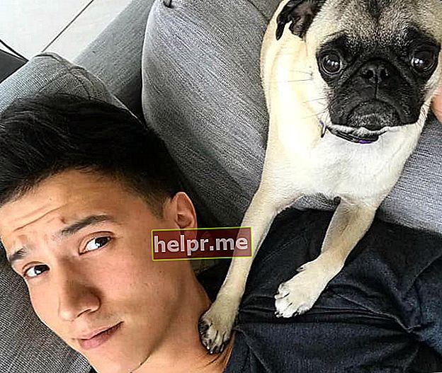 Aaron Burriss într-un selfie cu câinele său, așa cum s-a văzut în mai 2018