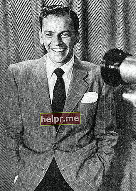 Frank Sinatra en el set de su programa de televisión The Frank Sinatra Show en 1950