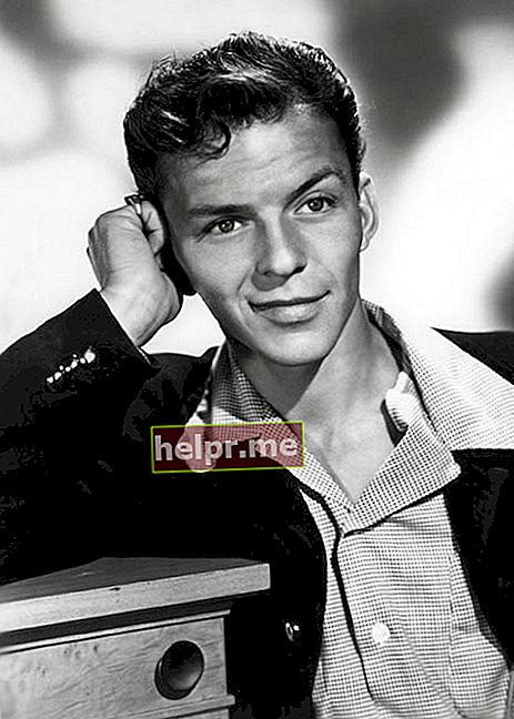 Frank Sinatra durante una sesión de fotos en los tiempos antiguos