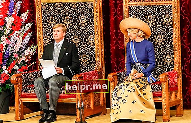 Reyna Máxima ng Netherlands sa tabi ni Willem-Alexander habang binabasa niya ang talumpati mula sa trono sa Araw ng Prinsipe noong Setyembre 2016
