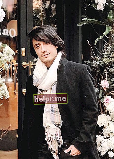 Ali Zafar izgleda zgodan na cvetnoj slici u aprilu 2018