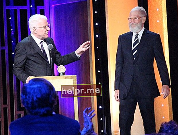 Steve Martin (esquerra) tal com es veu mentre presentava a David Letterman el seu premi Peabody individual el maig de 2016